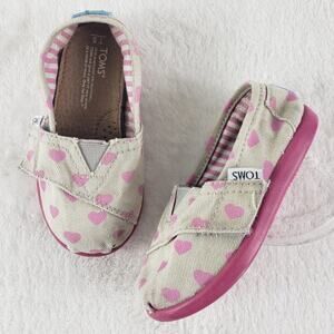 Toms Slip-on Flats Kids 5T Alpargata Pink Heart Pattern Taupe Background